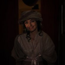 Registe - dialogando su una lametta: Maria de Medeiros sorridente in una scena