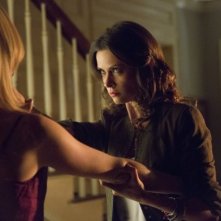 The Vampire Diaries: Olga Fonda e Candice Accola in una scena dell'episodio No Exit