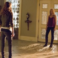 The Vampire Diaries: Olga Fonda e Candice Accola nell'episodio No Exit