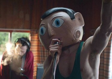 Frank: Michael Fassbender impegnato in una perfomance canora. Sullo sfondo Scoot McNairy