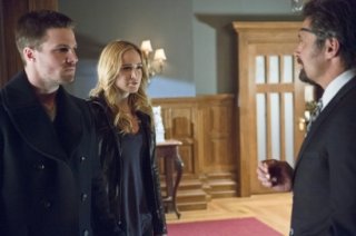Arrow: Stephen Amell, Caity Lotz e Manu Bennett in una scena dell'episodio The Promise