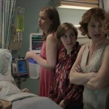 Girls: Lena Dunham e altri membri del cast in una scena dell'episodio Flo