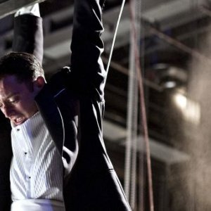 Il ricatto: Elijah Wood in pericolo in una scena del film nei panni del pianista Tom Selznick