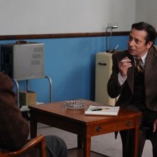 Jimmy P.: Benicio Del Toro parla con Mathieu Amalric in una scena del film