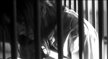 Miss Zombie: Ayaka Komatsu nella sua gabbia