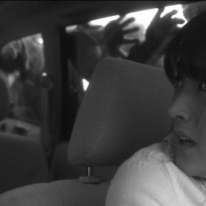 Miss Zombie: Makoto Togashi nella sua auto circondata dagli zombie