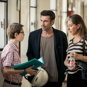 Noi 4: Fabrizio Gifuni con Francesco Bracci e Raffaella Lebboroni in un'immagine del film