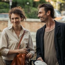 Noi 4: Fabrizio Gifuni e Ksenija Rappoport sorridenti in una scena