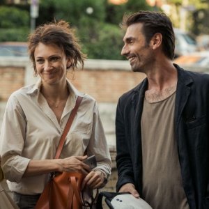 Noi 4: Fabrizio Gifuni e Ksenija Rappoport sorridenti in una scena