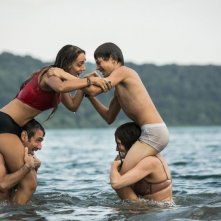 Noi 4: Fabrizio Gifuni, Ksenija Rappoport, Lucrezia Guidone e Francesco Bracci si divertono spensierati in una scena