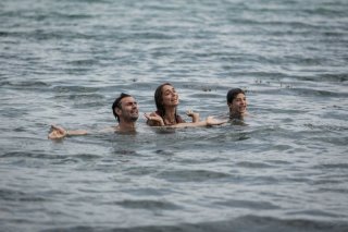 Noi 4: Fabrizio Gifuni, Lucrezia Guidone e Francesco Bracci in una scena familiare del film