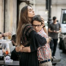 Noi 4: Lucrezia Guidone e Francesco Bracci in una tenera scena del film