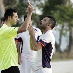 Amici come noi: Amedeo Grieco ammonito senza appello in una scena del film