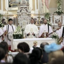 Amici come noi: il gruppo musicale dei Modà in una scena del film in chiesa