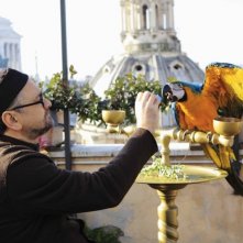 Amici come noi: Massimo Popolizio in una scena con il suo pappagallo