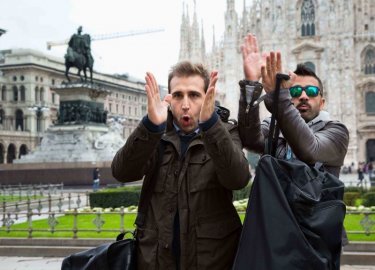 Amici come noi: Pio e Amedeo in Piazza Duomo a Milano in una scena del film