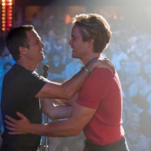 The Normal Heart: Mark Ruffalo e Taylor Kitsch si abbracciano