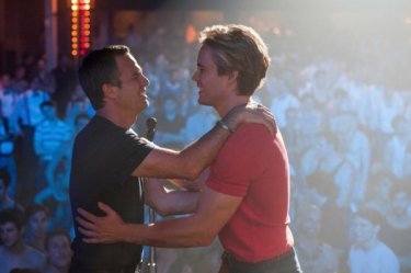 The Normal Heart: Mark Ruffalo e Taylor Kitsch si abbracciano