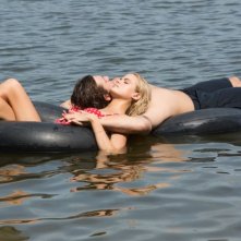 Un amore senza fine: Alex Pettyfer e Gabriella Wilde in una romantica scena del film