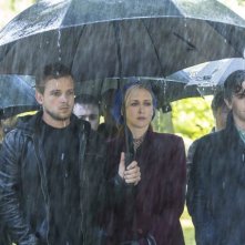 Bates Motel: Vera Farmiga, Freddie Highmore e Max Thieriot in una scena dell'episodio Gone But Not Forgotten
