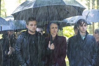 Bates Motel: Vera Farmiga, Freddie Highmore e Max Thieriot in una scena dell'episodio Gone But Not Forgotten