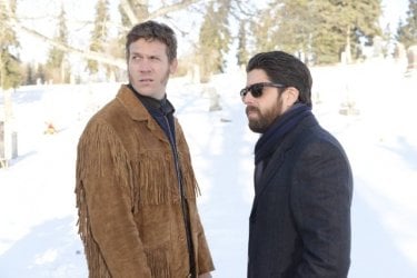 Fargo: Adam Goldberg e Russell Harvard in una scena