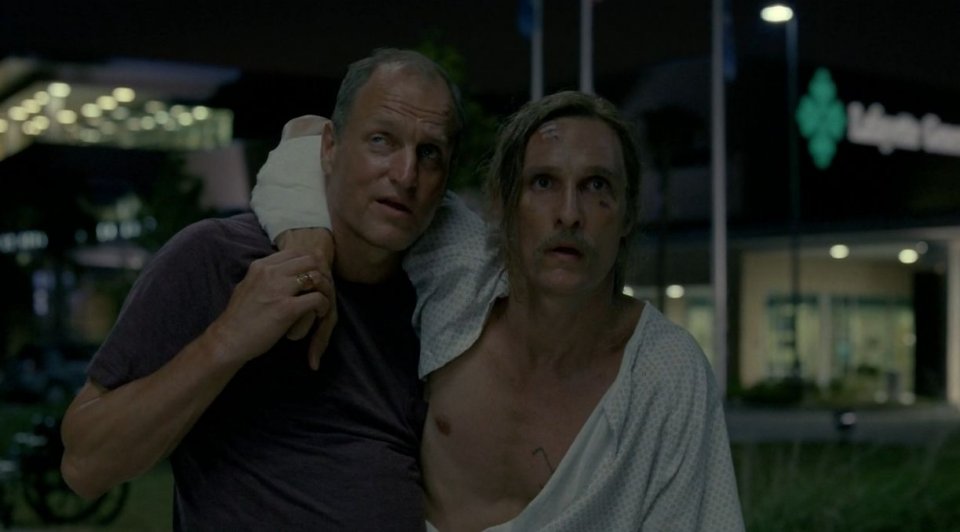 Matthew McConaughey e Woody Harrelson in una scena dell'episodio 8 di True Detective, Form and Void