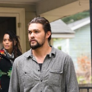 The Red Road: Lisa Bonet e Jason Momoa in una scena della serie