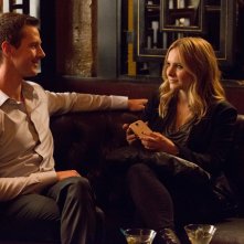 Veronica Mars: i protagonisti Jason Dohring e Kristen Bell in una scena del film