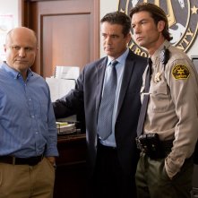 Veronica Mars - Il film: Jerry O'Connell, Enrico Colantoni e Daran Norris in una scena del film