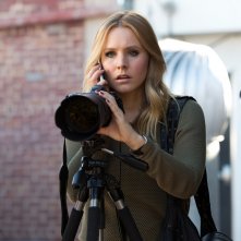 Veronica Mars - Il film: Kristen Bell con la sua macchina fotografica in una scena del film