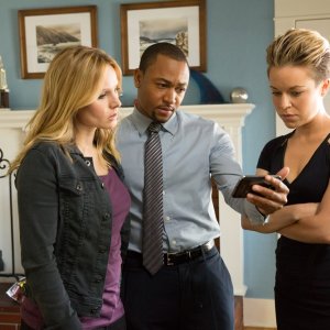 Veronica Mars - Il film: Kristen Bell con Tina Majorino in una scena del film