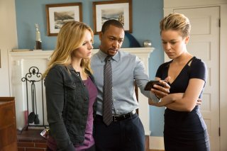 Veronica Mars - Il film: Kristen Bell con Tina Majorino in una scena del film