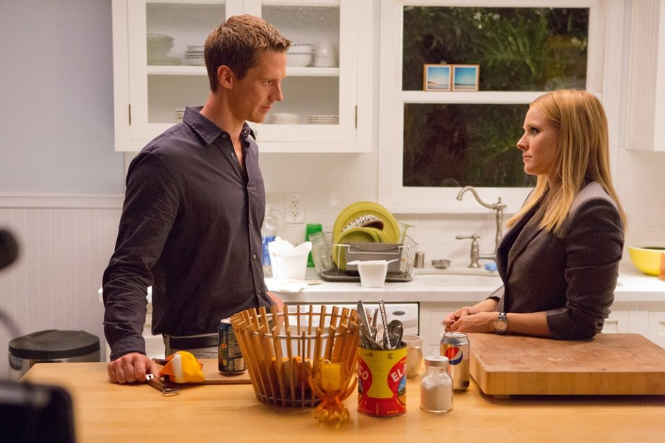 Veronica Mars: Jason Dohring insieme a Kristen Bell in una scena del film