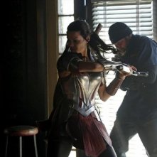 Agents of S.H.I.E.L.D.: Jaimie Alexander in una scena d'azione dell'episodio Yes Men