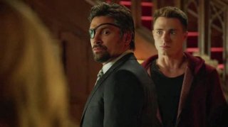 Arrow: Colton Haynes e Manu Bennett in una scena dell'episodio The Promise
