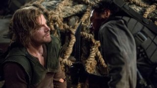Arrow: Stephen Amell e Manu Bennett in una scena dell'episodio The Promise