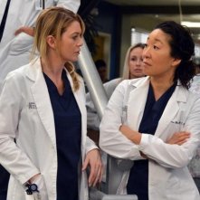 Grey's Anatomy: Ellen Pompeo e Sandra Oh in una scena dell'episodio You've Got to Hide Your Love Away