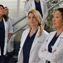 Grey's Anatomy: Ellen Pompeo, Sandra Oh e Sara Ramirez in una scena dell'episodio You've Got to Hide Your Love Away