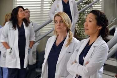 Grey's Anatomy: Ellen Pompeo, Sandra Oh e Sara Ramirez in una scena dell'episodio You've Got to Hide Your Love Away