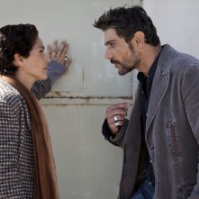 Le mani dentro la città: Giuseppe Zeno e Simona Cavallari in una scena della fiction