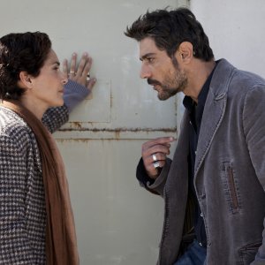 Le mani dentro la città: Giuseppe Zeno e Simona Cavallari in una scena della fiction