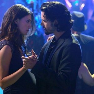 The Originals: Nathan Parsons con Phoebe Tonkin in una scena dell'episodio Moon Over Bourbon Street