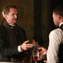 The Originals: Sebastian Roché con Charles Michael Davis nell'episodio Le Grand Guignol
