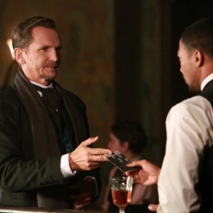 The Originals: Sebastian Roché con Charles Michael Davis nell'episodio Le Grand Guignol
