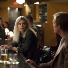 Transcendence: Paul Bettany e Kate Mara al bar