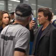 Transcendence: Rebecca Hall e Johnny Depp sul set con la crew