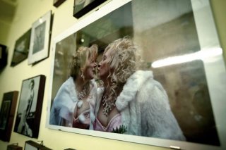 Fuoristrada: Giuseppe Della Pelle (nei panni di Beatrice) e Marianna Dadiloveanu si baciano in una scena del film