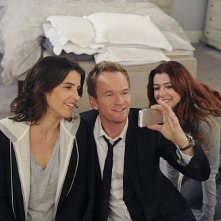 How I Met Your Mother: Cobie Smulders, Alyson Hannigan e Neil Patrick Harris in un momento dell'episodio Rally