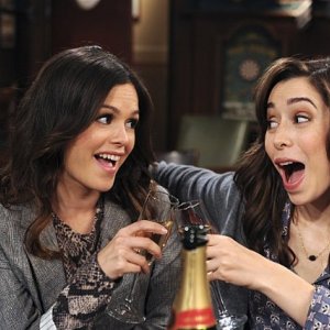 How I Met Your Mother: Rachel Bilson e Cristin Milioti nell'episodio How Your Mother Met Me